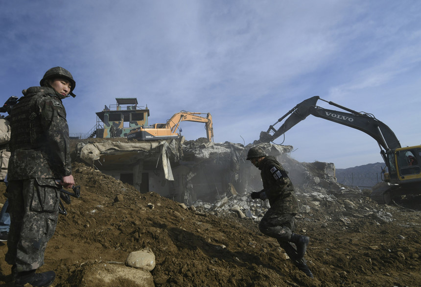 Hai miền bán đảo đồng ý dỡ bỏ hoặc rút hết khí tài tại 11 trạm gác trong tháng 11, trước khi cùng xác minh chung vào tháng sau. Trong khu vực DMZ, Hàn Quốc hiện có 60 tiền đồn có binh sĩ trang bị vũ khí canh gác và được hàng rào thép bao quanh. Theo ước tính, phía Triều Tiên có 160 trạm. Ảnh: AP