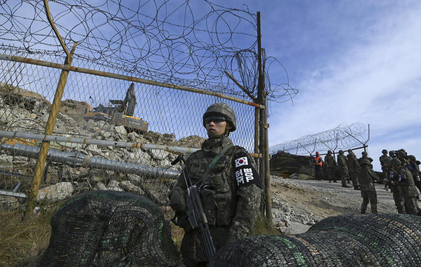Các trạm gác này nằm trong Khu phi quân sự DMZ rộng 4 km, trải dài 248 km. Không giống như cái tên của nó, đây là vùng biên giới được tăng cường quân sự nhất thế giới với ước tính 2 triệu bãi mìn xung quanh. Khu vực này cũng là nơi bạo lực và đổ máu xảy ra kể từ khi bán đảo Triều Tiên bị chia cắt hồi năm 1945. Dân thường phải có sự cho phép đặc biệt của chính phủ mới có thể tiến vào. Ảnh: AP.