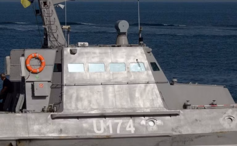 Với lớp giáp bọc thép mà tàu Gyurza-M được tích hợp sẵn, pháo cao tốc AK-630M trên tàu Rubin có thể biến tàu chiến Ukraine thành “tổ ong” theo đúng nghĩa, khi nó có tốc độ bắn lên tới 5.000 phát/phút với tầm bắn vào khoảng 5.000m ngang ngửa so với tên lửa chống tăng Barrier. Nguồn ảnh: southfront.org.