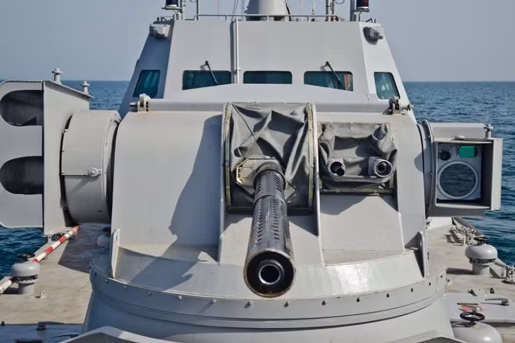 Về trạm vũ khí tự động Katran-M, nó có thể theo dõi đồng thời nhiều mục tiêu trên biển và trên không trong phạm vi hơn 5.000m, đi kèm với đó là hệ thống kiểm soát hỏa lực và khối quang điện chỉ thị và bắt bám mục tiêu. Phạm vi hoạt động của Katran-M cũng tương đương với tầm bắn của tên lửa chống tăng Barrier. Nguồn ảnh: southfront.org.