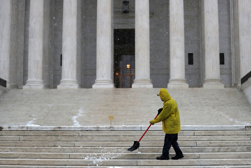 Lực lượng tuần tra cao tốc Arkansas cũng báo cáo hai vụ tai nạn giao thông đã khiến 3 người tử vong. Nguyên nhân tai nạn được cho là tài xế mất lái vì đường trơn trượt. Theo dự báo của các trung tâm khí tượng Mỹ, đây mới chỉ là giai đoạn đầu của trận tuyết. Tình hình sẽ dần được cải thiện tuy nhiên người dân vẫn cần thận trong khi đi lại vì đường xá trơn trượt. Đến cuối tuần mưa sẽ ngớt và có nắng nhẹ.