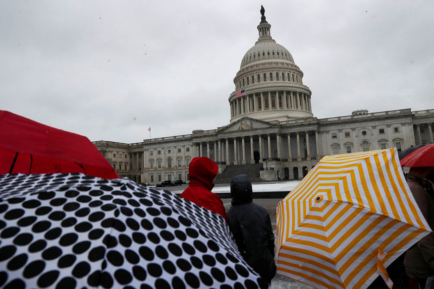 Đến 16h, mưa và mưa đá bắt đầu rơi tại nhiều khu vực khiến giao thông bị cản trở và trở nên nguy hiểm hơn vì đường trơn trượt. Nhiều trường học và công ty đã phải đóng cửa vì thời tiết xấu. Nhiệt độ hiện ở mức âm 2 độ C cho tới 0 độ C.