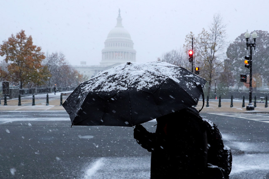 “Rất nhiều người bất ngờ vì không nghĩ rằng tuyết rơi dày như vậy tại thời điểm này. Chúng tôi khuyến cáo người dân nên di chuyển chậm và dành nhiều thời gian hơn dự tính cho việc đi lại. Dù đây là mùa thu nhưng bạn nên lái xe như trong mùa đông”, viên chức Bộ Giao thông Vận tải Virginia Ellen Kamilakis nói.
