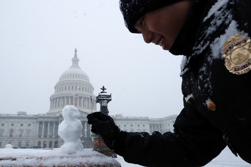 Hiện tượng tuyết đầu mùa rơi dày cũng xảy ra tại một số nơi khác như Boston, New York và Philadelphia, với lớp tuyết dày từ 2-5 cm. Nhà khí tượng học Alex Sosnowski của AccuWeather cho biết “có khả năng tuyết sẽ rơi dày đến mức 15-30 cm” tại một số khu vực như Maryland. Tại đây giao thông đã ùn tắc nhiều giờ vì thời tiết xấu.