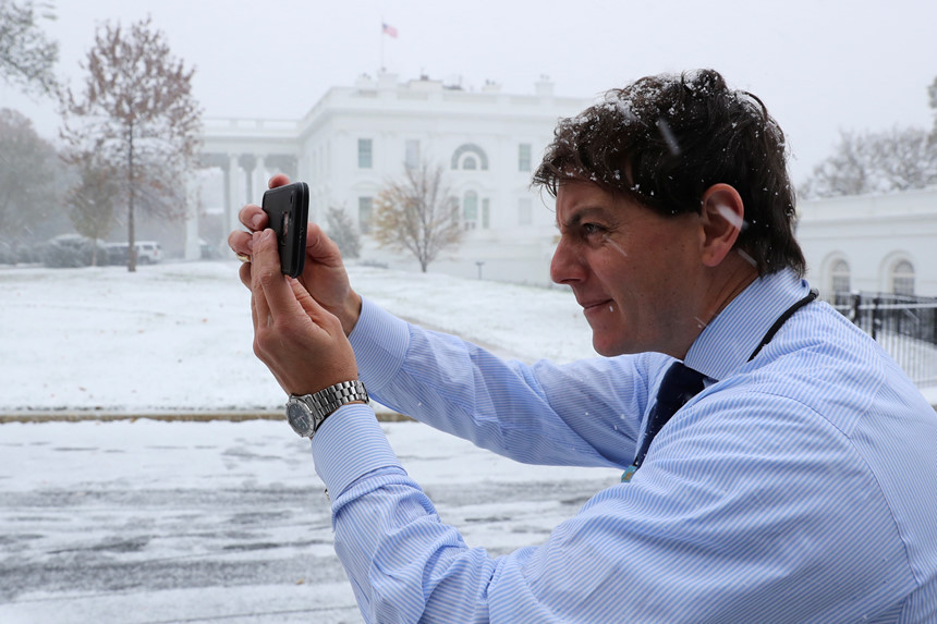 Trong khi đó, nhiều người dân Washington lại đổ ra đường để tận hưởng trận tuyết đầu mùa. Phó thư ký báo chí Nhà Trắng Hogan Gidley cũng tranh thủ chụp ảnh trận tuyết lịch sử.