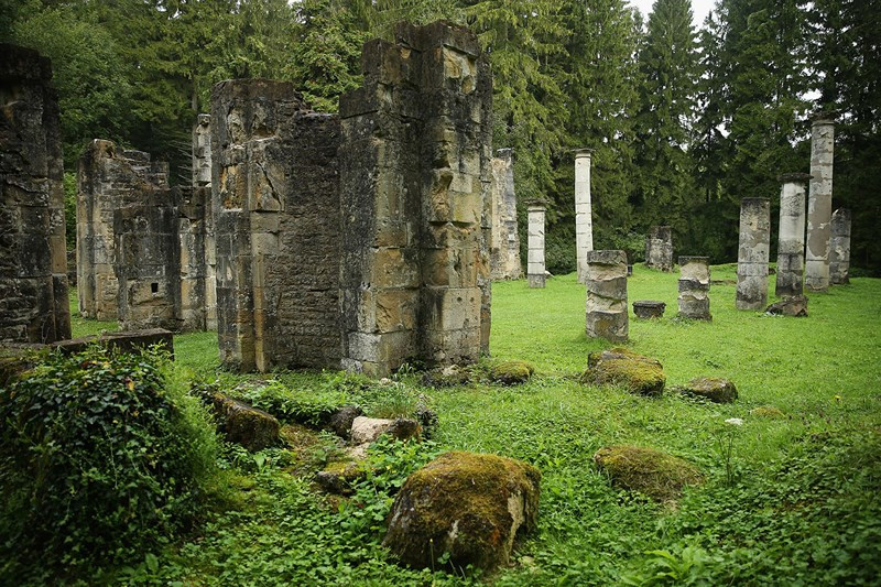 Tàn tích của một nhà thờ tại nơi từng là làng Ornes, gần Verdun, Pháp. Giống như những ngôi làng khác trong khu vực, làng Ornes đã bị phá hủy hoàn toàn trong cuộc giao tranh ác liệt giữa quân đội Đức và Pháp năm 1916 và không bao giờ được xây dựng lại.