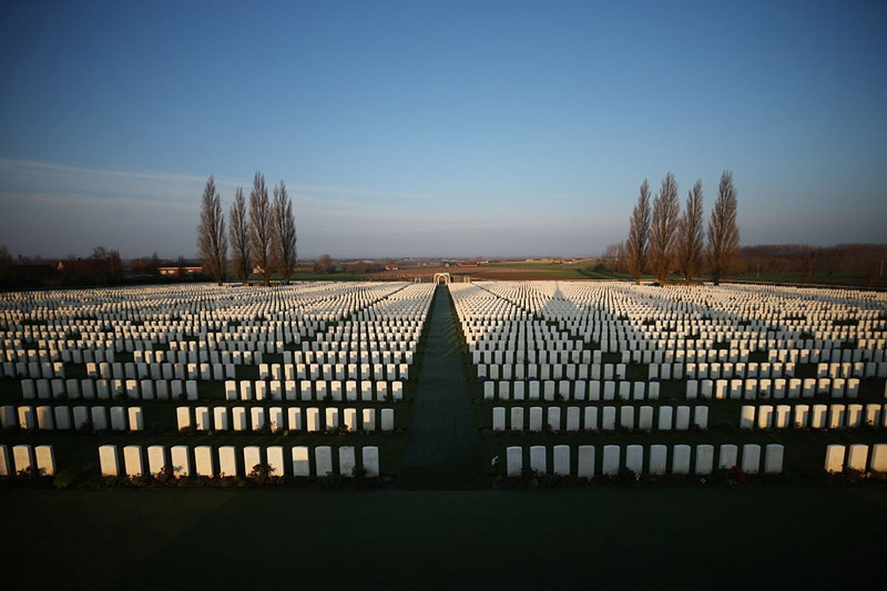 Bình minh ở Nghĩa trang Tyne Cot ở Passchendaele, Bỉ. Tyne Cot là nghĩa trang của các binh sĩ thuộc Khối Thịnh vượng Chung lớn nhất trên thế giới khi có 11.956 quân nhân Thế chiến I được chôn cất hoặc tưởng nhớ tại đây.