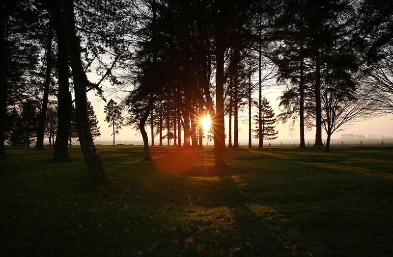 Mặt trời lặn trên các đường hào ở chiến trường Somme gần Beaumont-Hamel, Pháp.