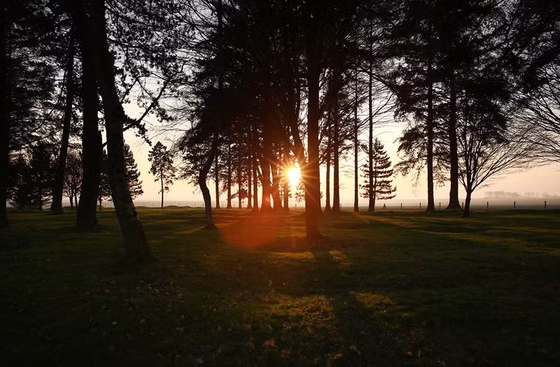 Mặt trời lặn trên các đường hào ở chiến trường Somme gần Beaumont-Hamel, Pháp.