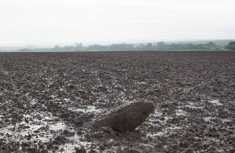 Một viên đạn pháo Thế chiến I nằm trên cánh đồng gần Auchonvilliers, Pháp. Tại đây nông dân Pháp và Bỉ có truyền thông “thu hoạch” những viên đạn pháo chưa nổ, mảnh dây thép gai, mảnh đạn, đạn dược và bỏ đạn các loại. Ước tính cứ mỗi 1 mét vuông của khu vực này đã có khoảng 1 tấn thuốc nổ các loại được thả xuống. Có khoảng 1 trong 4 quả đạn pháo đã không nổ do đâm xuống mặt bùn. Các đạn pháo này luôn được giao cho quân đội Bỉ để xử lý an toàn.
