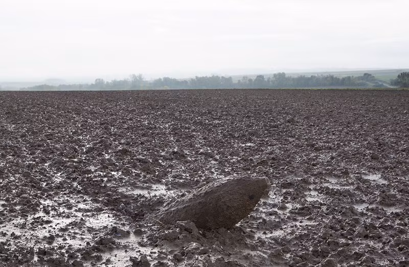 Một viên đạn pháo Thế chiến I nằm trên cánh đồng gần Auchonvilliers, Pháp. Tại đây nông dân Pháp và Bỉ có truyền thông “thu hoạch” những viên đạn pháo chưa nổ, mảnh dây thép gai, mảnh đạn, đạn dược và bỏ đạn các loại. Ước tính cứ mỗi 1 mét vuông của khu vực này đã có khoảng 1 tấn thuốc nổ các loại được thả xuống. Có khoảng 1 trong 4 quả đạn pháo đã không nổ do đâm xuống mặt bùn. Các đạn pháo này luôn được giao cho quân đội Bỉ để xử lý an toàn.