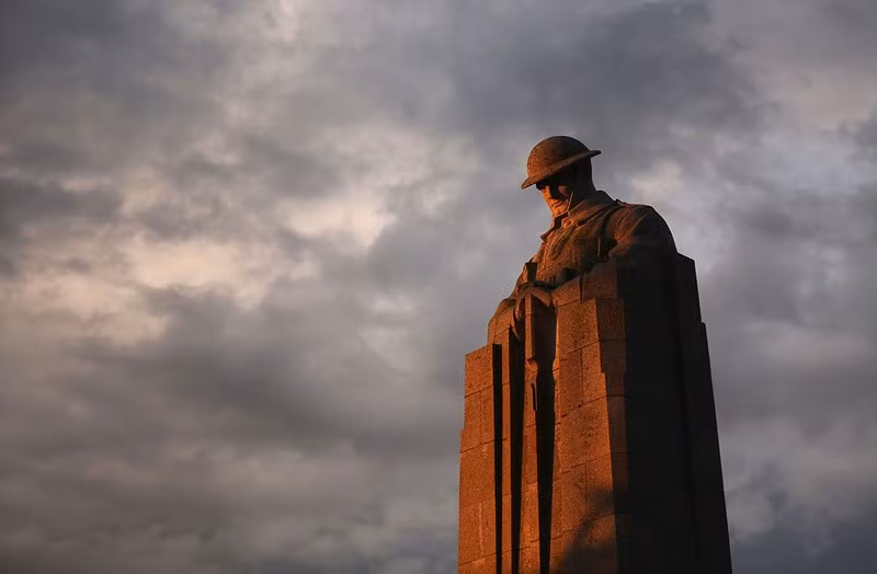 Mặt trời lặn phản chiếu trên bức tượng có tên “Người lính Trầm mặc”, ghi công Sư đoàn Số 1 của quân đội Canada đã tham gia Trận chiến Ypres trong Thế chiến I tại Saint Julien, Bỉ.