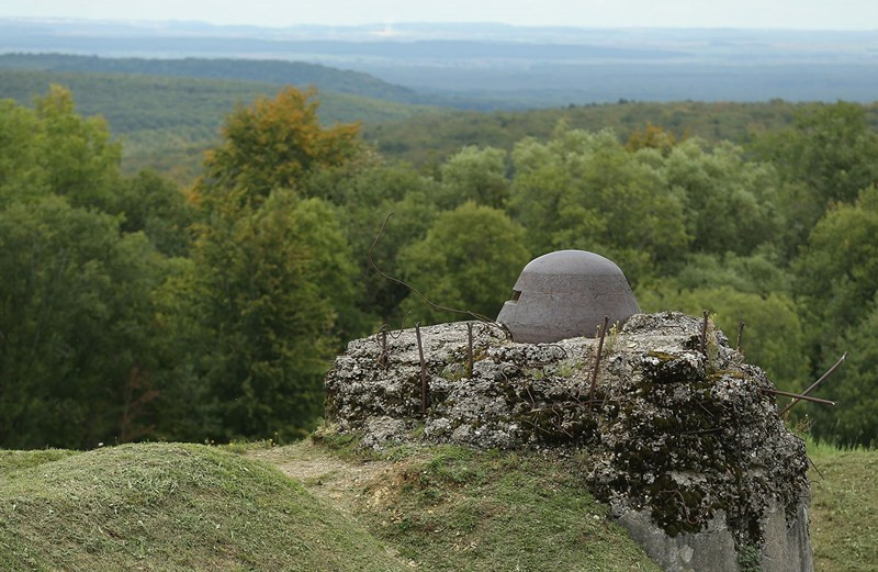 Một ụ súng máy cũ nhìn ra Cánh đồng Woevre từ Pháo đài Douaumont gần Verdun, Pháp.