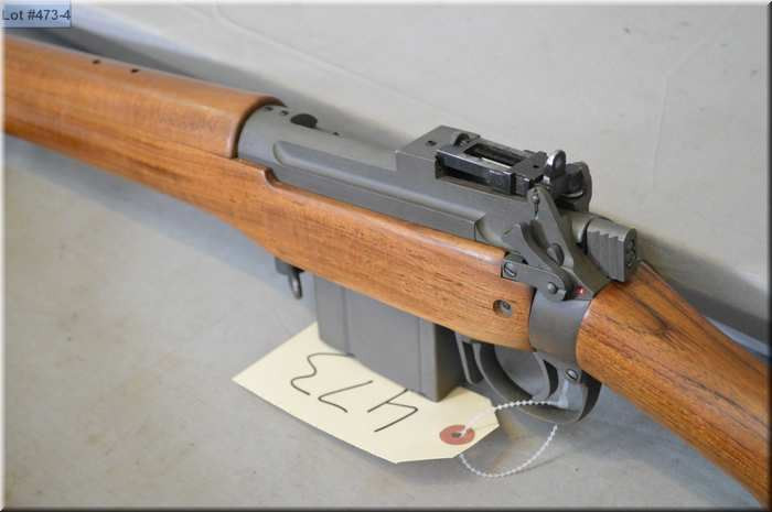 Súng có chiều dài tương tự Lee – Enfield No. 4 Mk I vào khoảng 1.129mm, chiều dài nòng 640mm và nặng hơn 4kg chưa bao gồm đạn, đi kèm với đó là hộp tiếp đạn rơi. Nguồn ảnh: iCollector.com.
