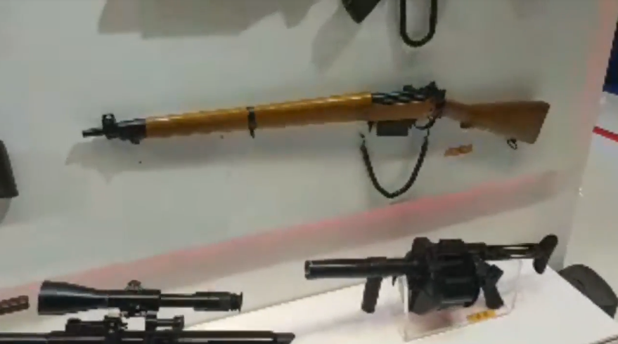 Mẫu súng trường lạ này được đặt ngay trên mẫu súng tiểu liên STL-1B do Việt Nam sản xuất, do đó nhiều khả năng nó cũng là một trong những sản phẩm quốc phòng được sản xuất hoặc ít nhất gia công tại các nhà máy quốc phòng Việt Nam và dĩ nhiên là chúng được sản xuất theo đơn đặt hàng của nước ngoài, bởi trong biên chế quân đội ta hiện nay không thấy có sự xuất hiện của mẫu súng trường này hay kể các biến thể của Lee – Enfield. Nguồn ảnh: Harri Wijaya.