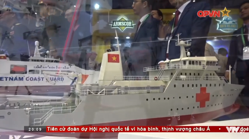 Trong ảnh là mô hình tàu bệnh viện Khánh Hòa thuộc biên chế Hải quân Nhân dân Việt Nam do Công ty Z189 đóng mới, tàu Khánh Hòa có lượng giãn nước lên đến hơn 2.000 tấn và có thể chuyên chở gần 200 người. Nguồn ảnh: QPVN.