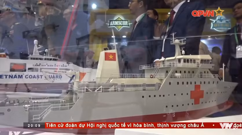 Trong ảnh là mô hình tàu bệnh viện Khánh Hòa thuộc biên chế Hải quân Nhân dân Việt Nam do Công ty Z189 đóng mới, tàu Khánh Hòa có lượng giãn nước lên đến hơn 2.000 tấn và có thể chuyên chở gần 200 người. Nguồn ảnh: QPVN.