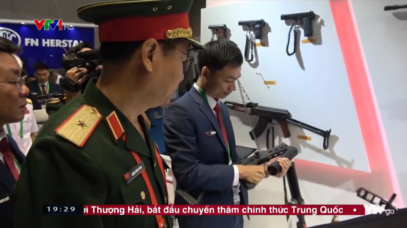 Điểm nhấn trong khu trưng bày của Việt Nam tại Indo Defence 2018 chính là các mẫu súng bộ binh Việt Nam tự sản xuất và đang được biên chế cho các Quân binh chủng thuộc Quân đội Nhân dân Việt Nam, từ các mẫu súng ngắn cho đến cả súng bắn tỉa hạng nặng. Nguồn ảnh: VTV.