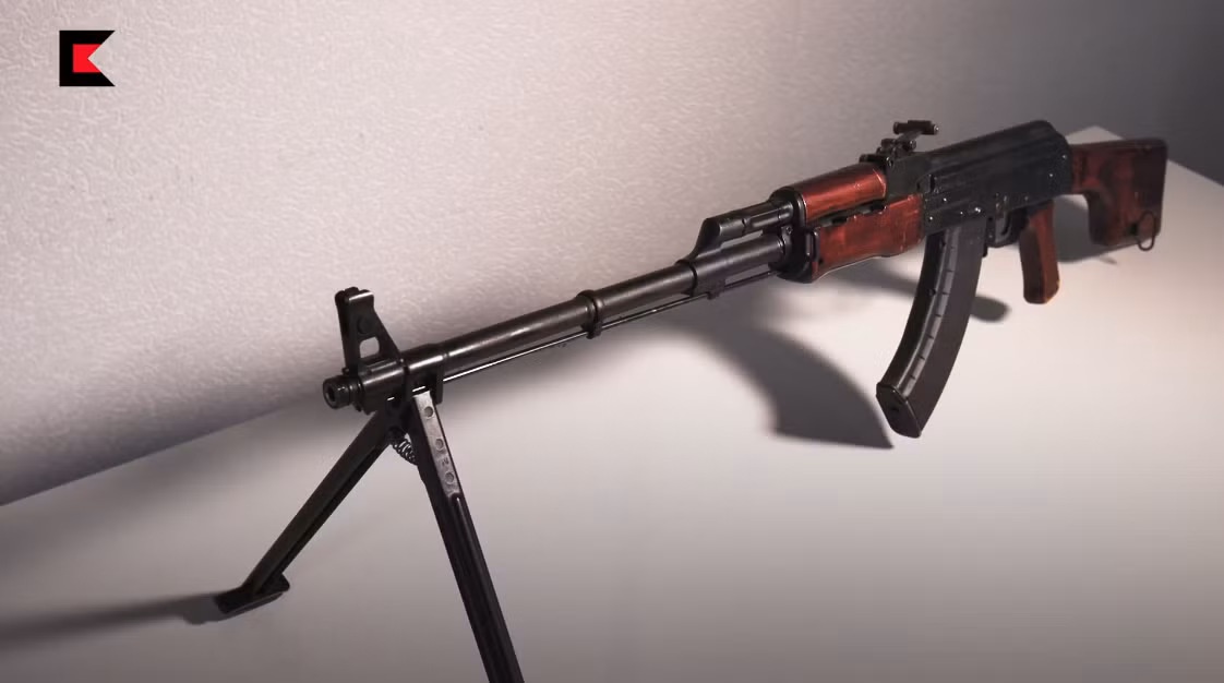 Với thiết kế định hướng trở thành một mẫu súng máy cá nhân, RPK đi kèm một nòng súng dài với giá đỡ có thể điều chỉnh, một chụp bù giật đầu nòng tăng cường, một báng súng cải tiến, giúp cầm nắm dễ dàng hơn trong những loạt bắn dài. RPK có thể được sử dụng như một mẫu súng máy đa nâng khi có thể đảm nhận nhiều vai trò khác nhau trên chiến trường. Nguồn ảnh: Kalashnikov.