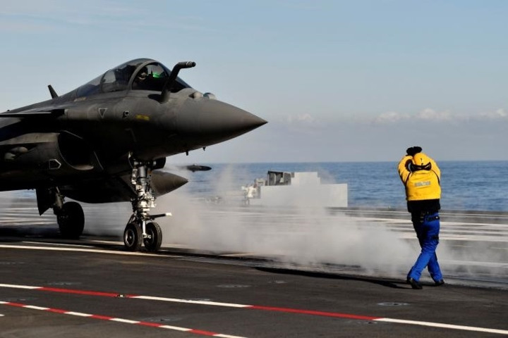 Chiếc Rafale đang chuẩn bị cất cánh từ boong tàu Charles de Gaulle.