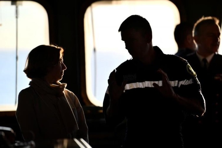 Nữ Bộ trưởng Quốc phòng Pháp Florence Parly nói chuyện với các kỹ thuật viên của tàu.