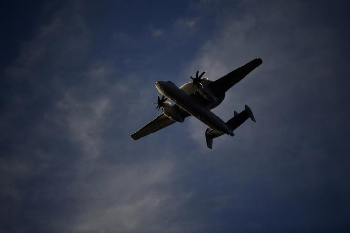 Máy bay cánh quạt E-2C Hawkeye bay qua tàu sân bay Charles de Gaulle của hải quân Pháp.