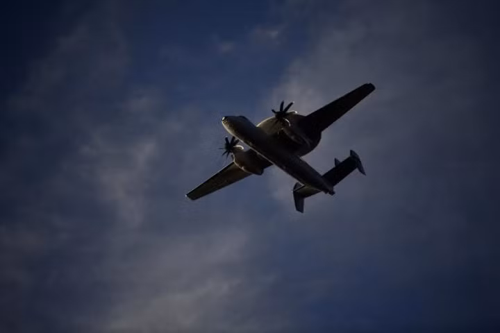Máy bay cánh quạt E-2C Hawkeye bay qua tàu sân bay Charles de Gaulle của hải quân Pháp.