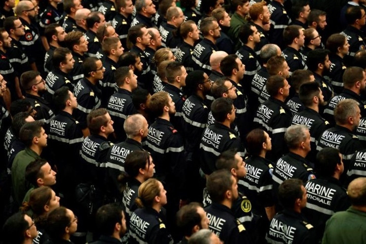 Các quân nhân thuộc hải quân Pháp đứng nhìn lúc Bộ trưởng Quốc phòng Pháp Parly thăm tàu Charles de Gaulle.