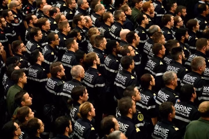 Các quân nhân thuộc hải quân Pháp đứng nhìn lúc Bộ trưởng Quốc phòng Pháp Parly thăm tàu Charles de Gaulle.