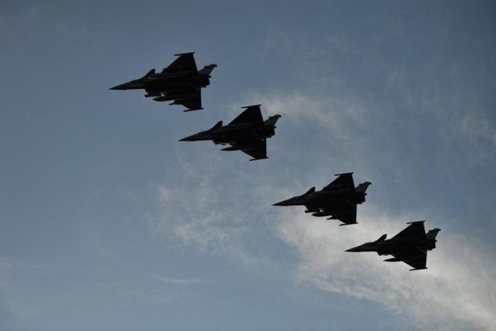 Dàn phi cơ Rafale bay phía trên hàng không mẫu hạm Charles de Gaulle.