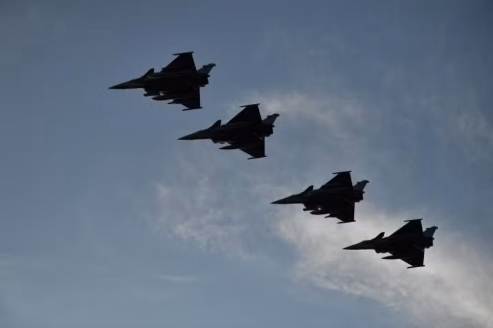 Dàn phi cơ Rafale bay phía trên hàng không mẫu hạm Charles de Gaulle.