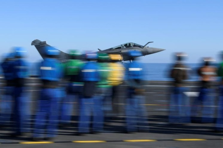 Chiếc phi cơ Rafale cất cánh từ hàng không mẫu hạm Charles de Gaulle.