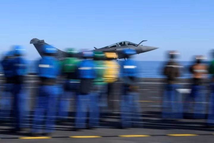 Chiếc phi cơ Rafale cất cánh từ hàng không mẫu hạm Charles de Gaulle.