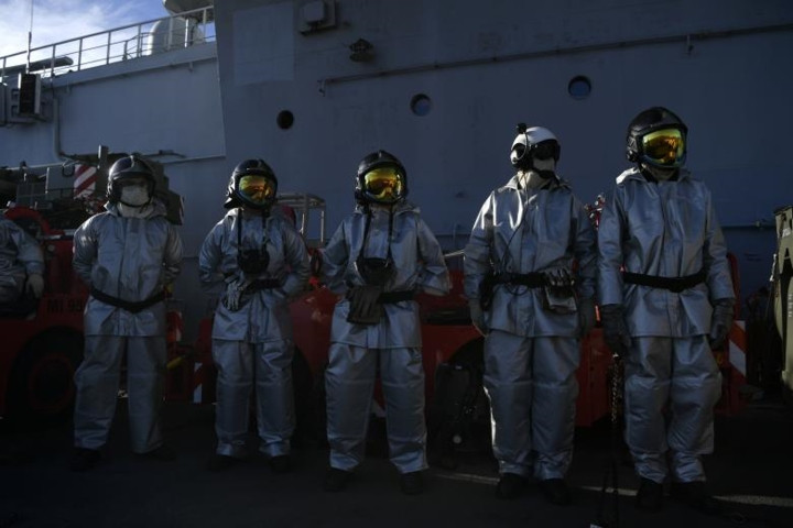 Các kỹ thuật viên đứng đón Bộ trưởng Quốc phòng Pháp tới thăm.