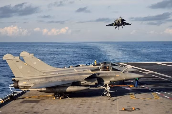 Cảnh máy bay Rafale đang hạ cánh xuống tàu sân bay Charles de Gaulle.