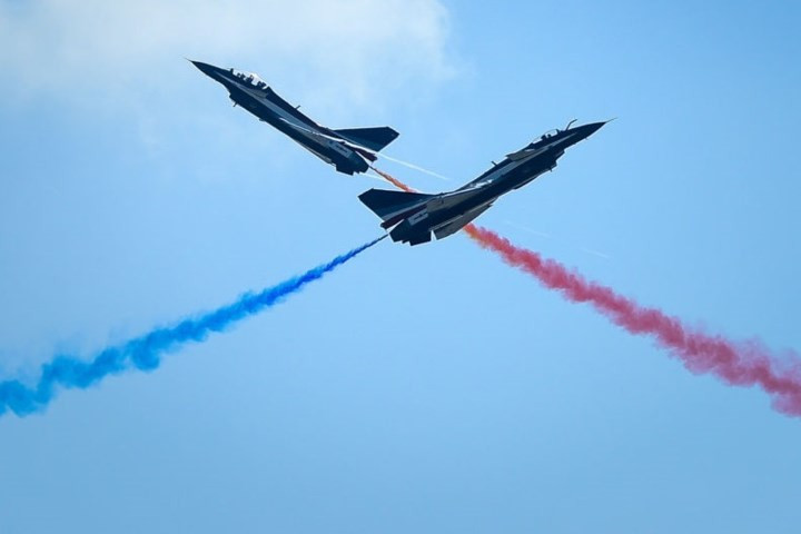 Hai chiếc phi cơ đan chéo vào nhau. Ảnh: AFP.