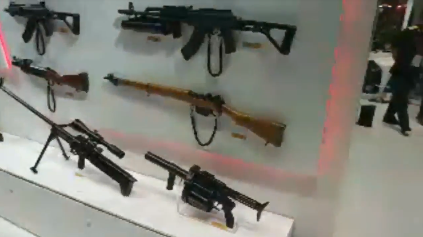 Điểm nhấn trong khu trưng bày của Việt Nam tại Indo Defence 2018 chính là các mẫu súng bộ binh Việt Nam tự sản xuất và đang được biên chế cho các Quân binh chủng thuộc Quân đội Nhân dân Việt Nam, từ các mẫu súng ngắn cho đến cả súng bắn tỉa hạng nặng. Nguồn ảnh: Harri Wijaya.