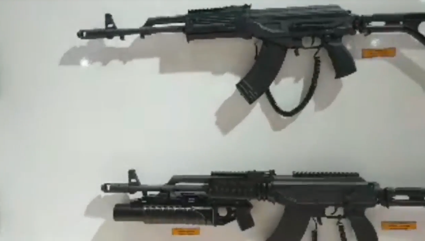 Gần STL-15 là mẫu tiểu liên STL-1B biến thể cải tiến của STL-1A được Việt Nam cải tiến từ AKM ra mắt trong năm 2015. Thay đổi dễ nhận thấy nhất giữa STL-1A và STL-1B là báng gấp của súng được thay thế từ nhựa tổng hợp sang kim loại có phần giống báng súng của súng trường tấn công Galil ACE và loa che lửa đầu nòng kiểu AK-74. Nguồn ảnh: Harri Wijaya.