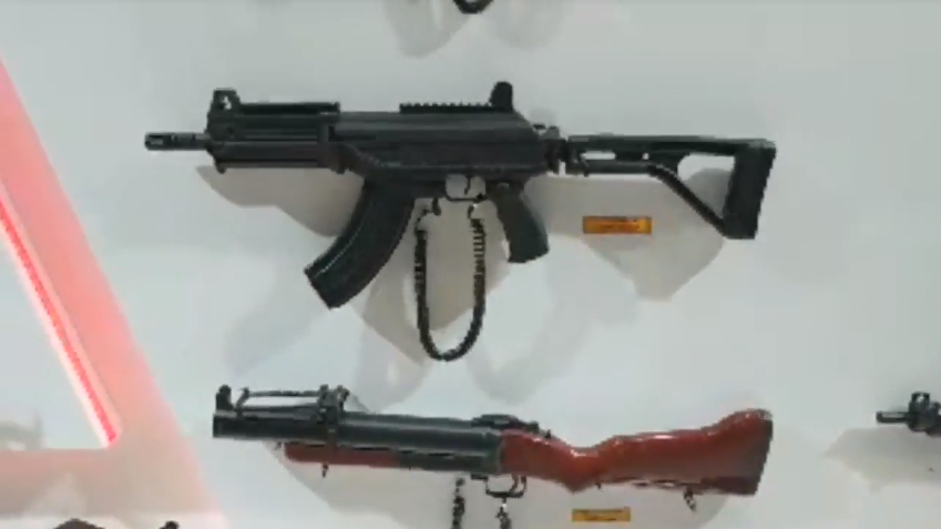 Trong khi đó Galil ACE 31 là biến thể carbine thu gọn với chiều dài nòng rút xuống chỉ còn 215 mm nhằm trang bị cho lực lượng biệt kích, lính pháo binh, tăng thiết giáp... Trong ảnh ngay dưới khẩu Galil ACE 31 là súng phóng lựu M79 – cũng đã được chúng ta nội địa hóa từ lâu. Nguồn ảnh: Harri Wijaya.