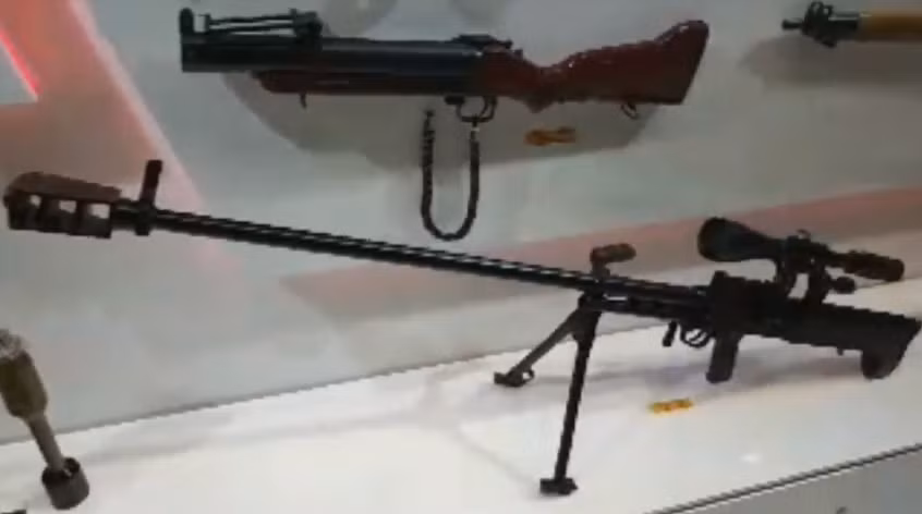 Trong ảnh là súng trường bắn tỉa hạng nặng OSV-96 sử dụng đạn tiêu chuẩn 12.7mm được Việt Nam sản xuất dựa trên công nghệ của Nga. Nguồn ảnh: Harri Wijaya.