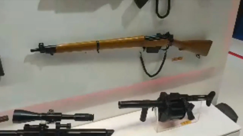 Tại Indo Defence 2018, Việt Nam cũng bất ngờ giới thiệu một mẫu súng trường Lee-Enfield vốn được sử dụng khá rộng rãi trong quân đội các nước thuộc khối Liên hiệp Anh trước đây, rất có thể đây là một sản phẩm chúng ta gia công cho các khách hàng nước ngoài. Nguồn ảnh: Harri Wijaya.