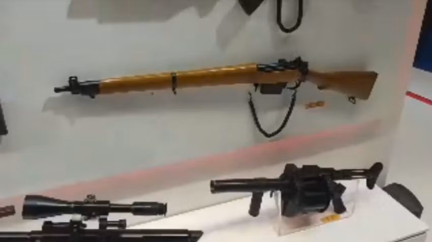 Tại Indo Defence 2018, Việt Nam cũng bất ngờ giới thiệu một mẫu súng trường Lee-Enfield vốn được sử dụng khá rộng rãi trong quân đội các nước thuộc khối Liên hiệp Anh trước đây, rất có thể đây là một sản phẩm chúng ta gia công cho các khách hàng nước ngoài. Nguồn ảnh: Harri Wijaya.