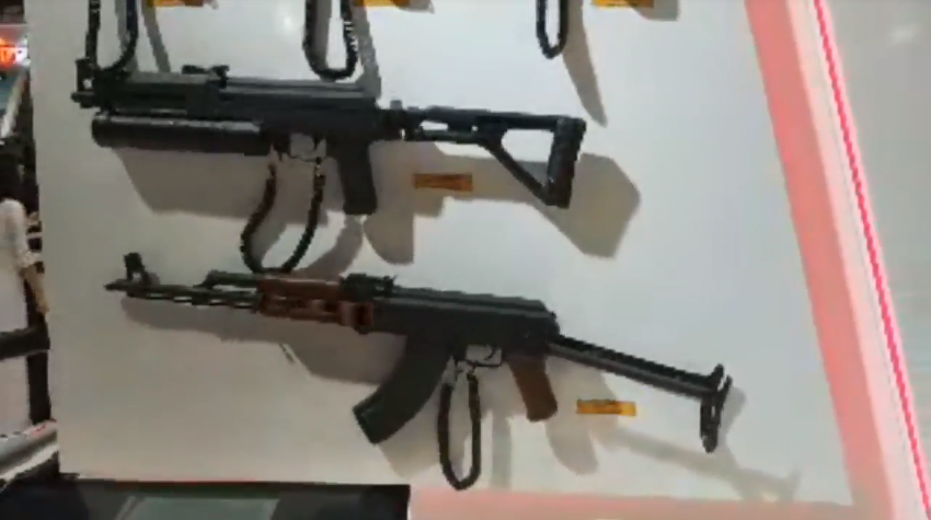 Tiếp theo, khẩu súng ở góc phải là STL-15 - một sản phẩm Việt Nam sửa đổi từ tiểu liên PP-91 Bizon đang được biên chế cho lực lượng chống khủng bố và các đơn vị đặc biệt của Bộ Nội vụ Nga. Ngay dưới STL-15 là mẫu tiểu liên AKM đã được Việt Nam nội địa hóa. Nguồn ảnh: Harri Wijaya.
