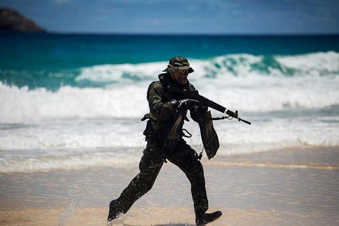 Ngoài quân đội Nhật và Mỹ, còn có 2 tàu chiến của Canada tham gia.