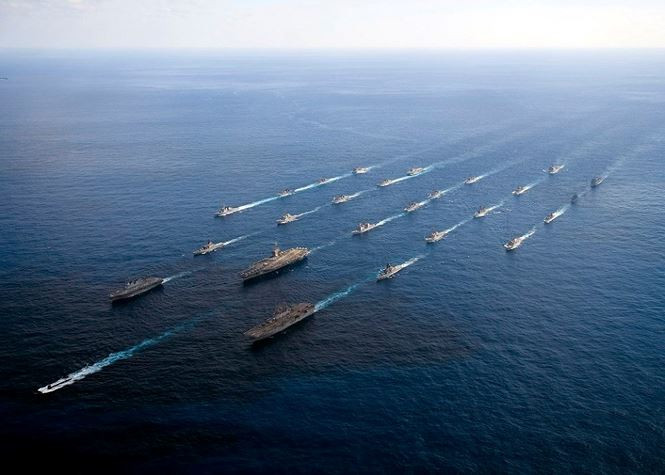 Nhóm tác chiến tàu sân bay số 9 của Hải quân Mỹ, dẫn đầu là tàu sân bay USS Ronald Reagan lớp Nimitz.