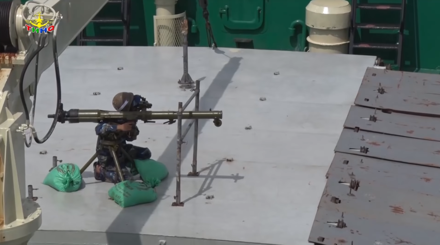 Như vậy với các loại hỏa lực trên trong đó trọng tâm là súng không giật DKZ82, các biên đội tàu hậu cần Việt Nam hoàn toàn có thể tự bảo vệ mình trước các mối đe dọa từ trên biển hoặc phòng vệ kéo dài thời gian trong lúc đợi các tàu vũ trang tới ứng cứu trong các tình huống đặc biệt. Nguồn ảnh: Truyền hình Hải quân Việt Nam.