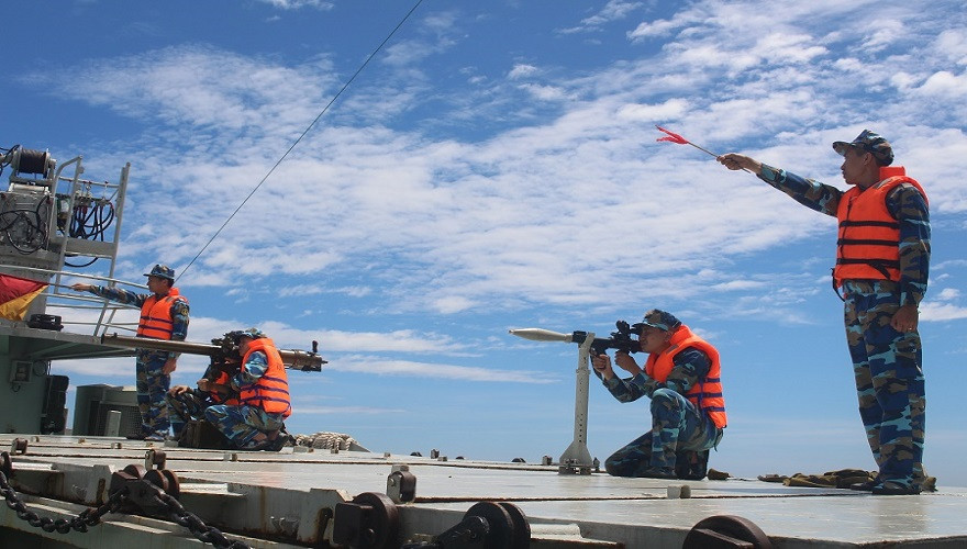 Theo đó, bên cạnh các loại súng máy hạng nặng 12.7mm như DShK hoặc NSV, các tàu hậu cần Việt Nam còn được vũ trang bổ sung thêm một số loại vũ khí bộ binh có hỏa lực mạnh tầm bắn xa, dành cho nhiệm vụ bảo vệ tàu trước các mối đe dọa từ trên biển lẫn như trên bờ. Nguồn ảnh: Báo Hải quân Việt Nam.