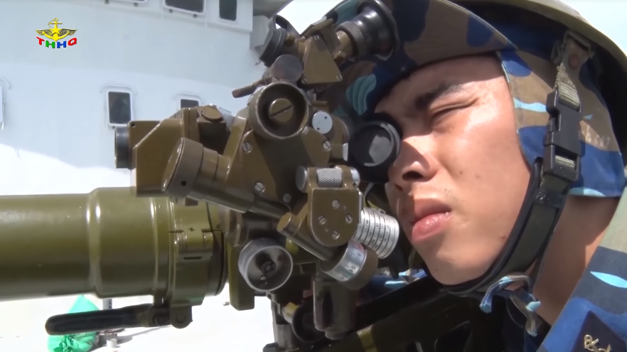 DKZ82 thường được đặt trên giá 3 chân, có thể gắn thêm 2 bánh xe với khả năng gập lại để thuận tiện khi di chuyển. Súng có chiều dài 1,85 m với nòng dài 1,66 m; trọng lượng 85,3 kg khi gắn thêm bánh xe hay 71,7 kg khi chỉ có riêng giá 3 chân. Nguồn ảnh: Truyền hình Hải quân Việt Nam.