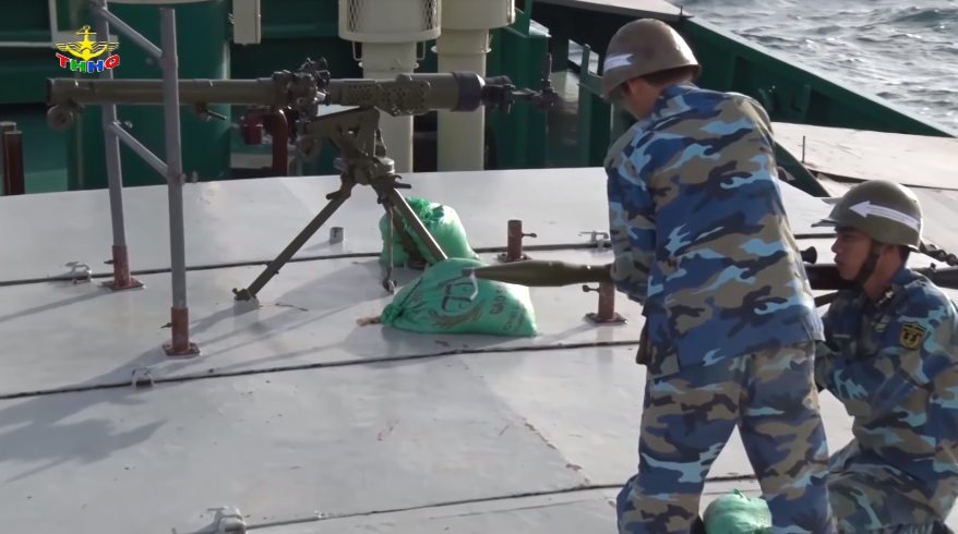 Đối với các loại hỏa lực mạnh như B-41 và DKZ82, thì mục tiêu của nó thường là các tàu vũ trang hoặc trên bờ là điểm hỏa lực của đối phương. Đây là hai loại vũ khí duy nhất binh chủng Hải quân có thể trang bị nhanh chóng cho các tàu hậu cần mà không cần qua sửa đổi hoặc nâng cấp tốn kém. Nguồn ảnh: Truyền hình Hải quân Việt Nam.