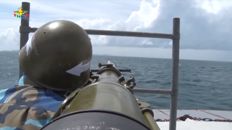 Trong tình huống khẩn cấp, xạ thủ cũng có thể lựa chọn phương pháp bắn ứng dụng bằng cách vác vai như các loại súng chống tăng thông thường. Nguồn ảnh: Truyền hình Hải quân Việt Nam.